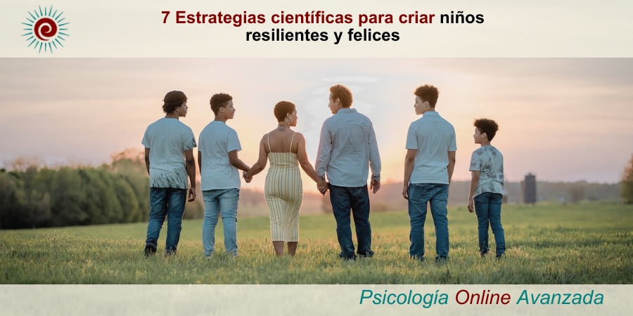 La imagen captura un momento sereno y conmovedor al atardecer, donde una familia unida está disfrutando de la puesta de sol. En el centro de la escena, los padres y sus dos hijos se toman de las manos, formando una cadena de amor y apoyo. Todos ellos están sonriendo, irradiando alegría y conexión. El sol, en su descenso, tiñe el cielo de tonos cálidos y dorados, creando una atmósfera de tranquilidad y armonía. Esta imagen simboliza el poder de la unidad familiar y el impacto positivo que las experiencias compartidas y el apoyo mutuo tienen en la construcción de la resiliencia y felicidad en los niños.7 Estrategias científicas para criar niños resilientes y felices