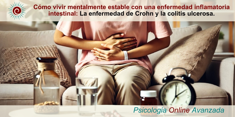 En esta imagen, se muestra a una persona sentada en un sofá, con expresión de malestar y sujetándose el abdomen. Frente a ella, en una mesa, hay diversos elementos relacionados con el cuidado de la salud, como una botella de agua, medicamentos y un reloj. Esta escena refleja la realidad cotidiana de quienes viven con enfermedades inflamatorias intestinales, como la enfermedad de Crohn y la colitis ulcerosa, destacando la necesidad de un manejo continuo y multifacético de los síntomas físicos y el bienestar emocional. Cómo vivir mentalmente estable con una enfermedad inflamatoria intestinal: La enfermedad de Crohn y la colitis ulcerosa.