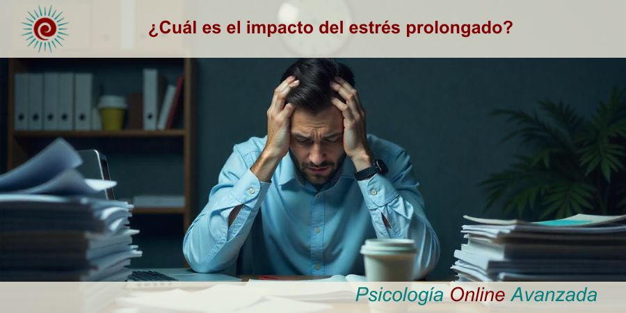 Hombre abrumado y exhausto sentado en un escritorio de oficina desordenado, con papeles, una laptop y una taza de café. Imagen que representa el impacto del estrés prolongado en el entorno laboral.