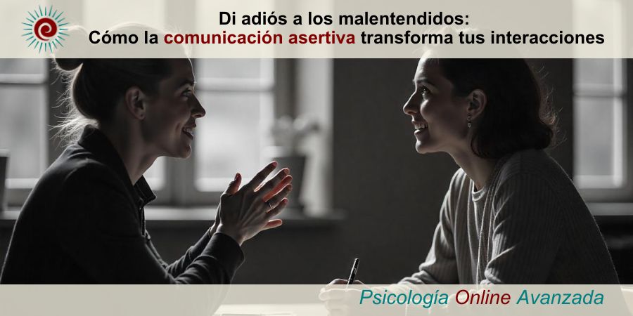Dos mujeres participando en una conversación asertiva, una usando gestos con las manos para expresarse con claridad mientras la otra escucha atentamente. Imagen que representa la comunicación efectiva y la resolución de malentendidos.