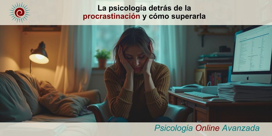 Mujer sentada en el sofá de su estudio, con la cabeza entre las manos, mostrando agobio por la procrastinación. La habitación está desordenada, con informes sin leer y una pantalla de computadora que muestra una lista interminable de tareas. Escena nocturna en invierno que refleja la lucha contra la postergación.