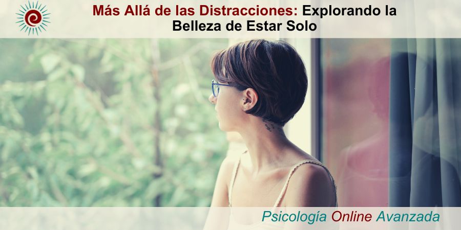 Mas alla de las distracciones: explorando la belleza de estar solo, Una mujer contemplativa observa serenamente a través de una ventana, mirando un paisaje de árboles frondosos. La luz suave del día ilumina su rostro, reflejando una expresión de calma y reflexión. La escena evoca un sentido de paz y conexión con la naturaleza, simbolizando la belleza y serenidad encontradas en momentos de soledad