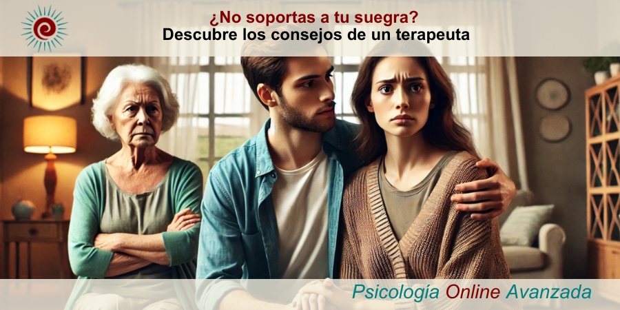 La imagen ilustra una dinámica familiar tensa, destacando los desafíos comunes en la relación con la suegra. En el centro de la escena se encuentra una pareja joven, con expresiones de preocupación y tensión en sus rostros. El hombre, con un gesto protector, sostiene la mano de su pareja mientras la mira con preocupación. La mujer, visiblemente angustiada, refleja la presión de la situación. A la izquierda de la imagen, se encuentra la suegra, con una expresión de desagrado y los brazos cruzados, observando la escena con una actitud crítica y desafiante. Su postura rígida y mirada fija subrayan el conflicto y la incomodidad presente en la relación. ¿No soportas a tu suegra? Descubre los consejos de un terapeuta.