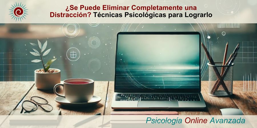Un escritorio sereno con un diseño minimalista, mostrando una computadora portátil, un cuaderno y una taza de té sobre una mesa de madera, con un fondo desenfocado que sugiere calma