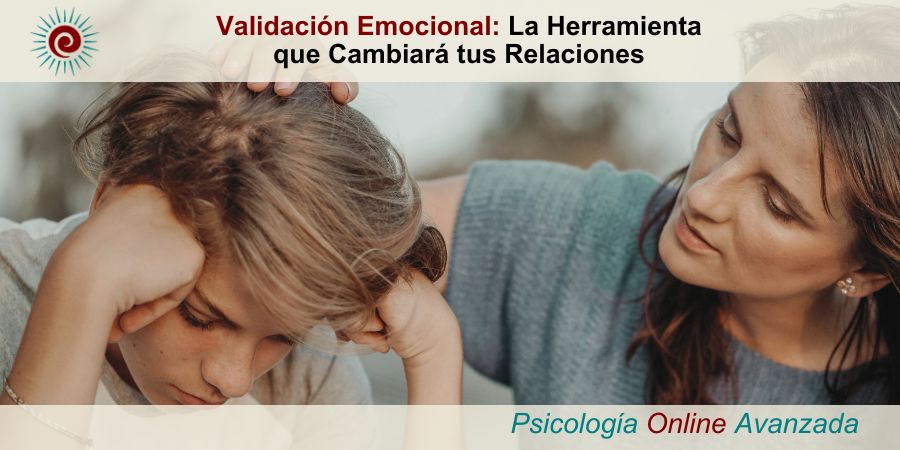 Un niño con expresión abatida mira hacia abajo, apoyando sus sienes en sus puños cerrados, mientras su madre le mira con empatía y acaricia suavemente su cabeza, transmitiendo consuelo y apoyo emocional. Esta imagen ilustra la importancia de la validación emocional en las relaciones, mostrando cómo la comprensión y el apoyo pueden ayudar a alguien a sentirse escuchado y valorado. Validacion Emocional: La Herramienta que Cambiará tus Relaciones